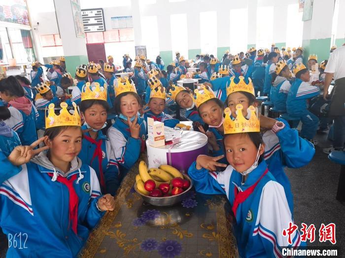 圖為加查縣安繞鎮(zhèn)小學(xué)學(xué)生集體過(guò)六一兒童節(jié)?！“怖@鎮(zhèn)小學(xué)供圖