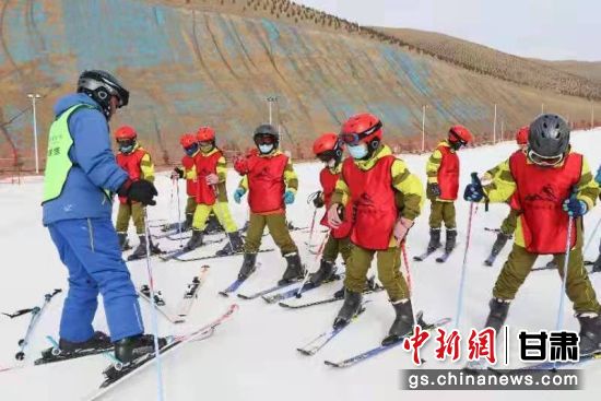 圖為天祝烏鞘嶺國際滑雪場游客享受冰雪運動樂趣。