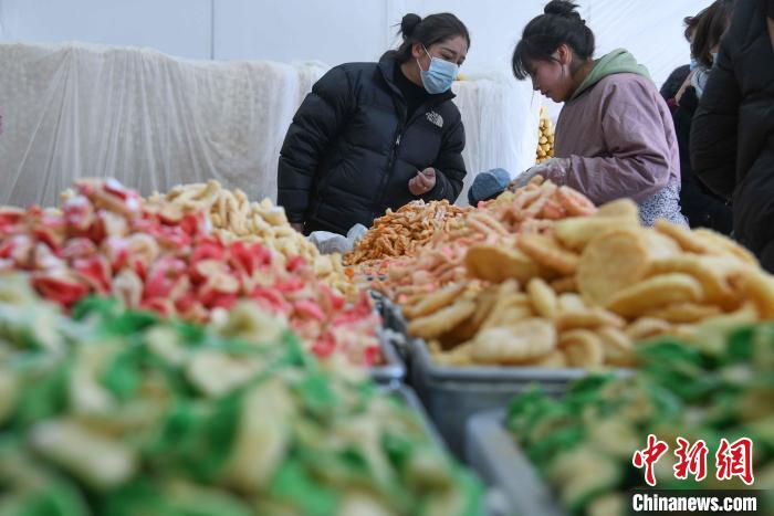 圖為拉薩市民選購(gòu)年貨“卡塞”?！∝暩聛?lái)松 攝