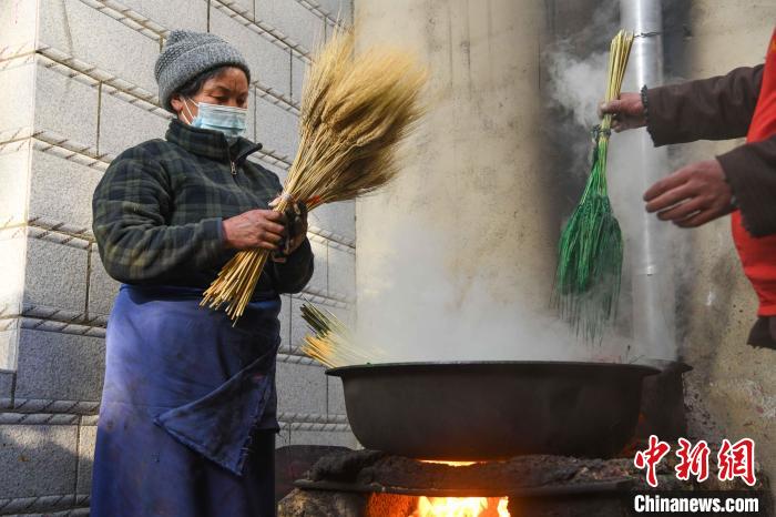 圖為拉薩手藝人制作年貨“羅薩梅朵”。　貢嘎來(lái)松 攝