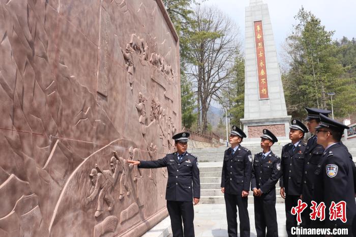 西藏移民警察緬懷為國(guó)家邊境事業(yè)犧牲的先烈