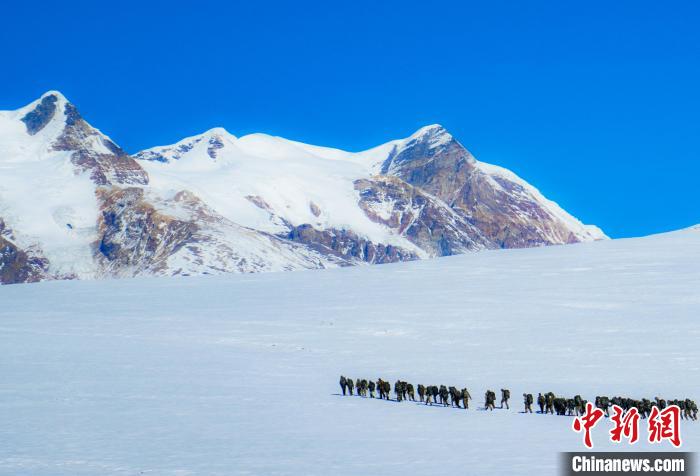 官兵攀爬、翻越、穿行在雪山?！∥鞑厣侥宪姺謪^(qū)某團供圖