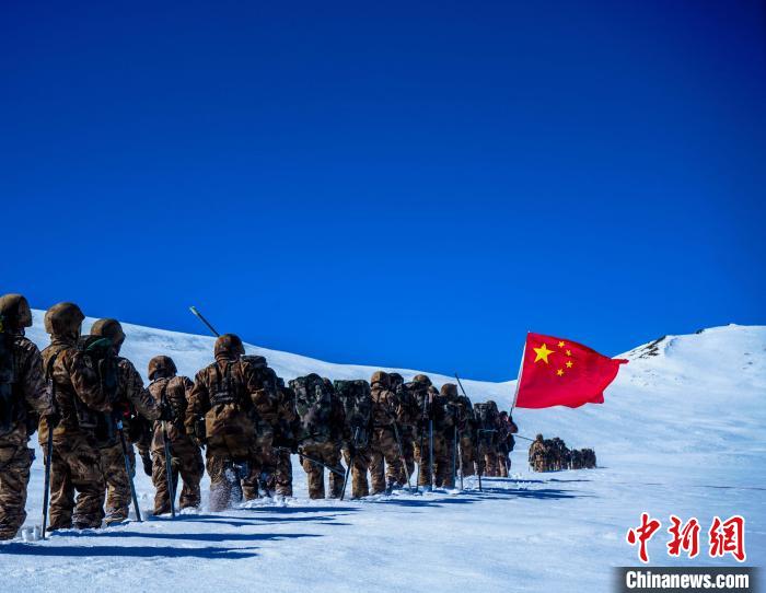 官兵攀爬、翻越、穿行在雪山?！∥鞑厣侥宪姺謪^(qū)某團供圖