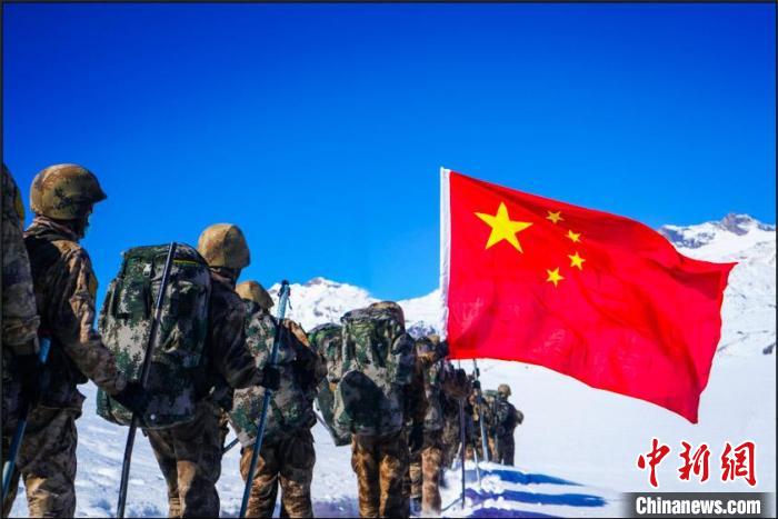 官兵攀爬、翻越、穿行在雪山?！∥鞑厣侥宪姺謪^(qū)某團供圖