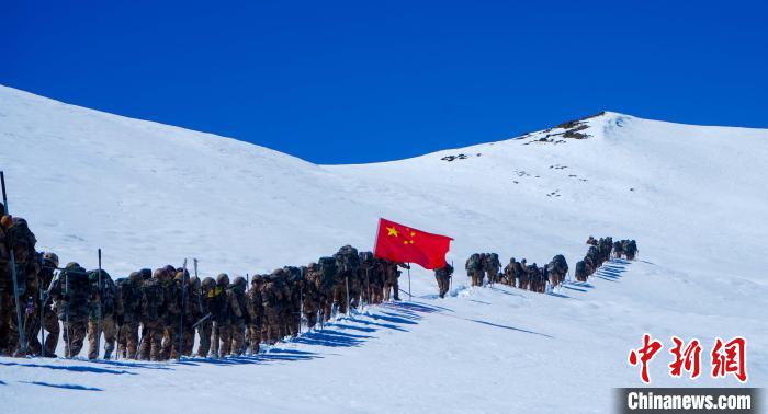 官兵攀爬、翻越、穿行在雪山?！∥鞑厣侥宪姺謪^(qū)某團供圖