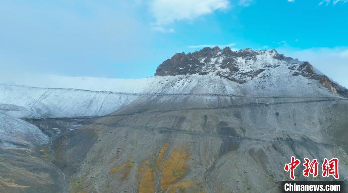 圖為邊壩縣降雪時(shí)夏貢拉山段路況?！∵厜慰h融媒體中心供圖