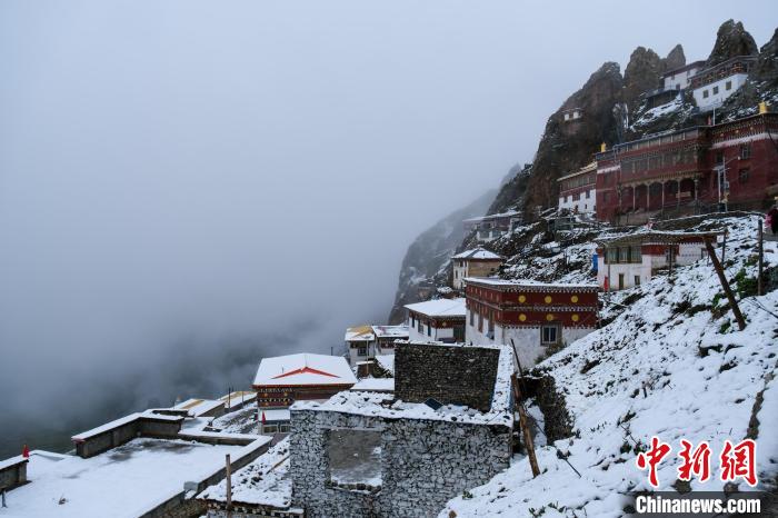 位于孜珠山頂?shù)乃聫R被云霧環(huán)繞，猶如仙境。　江飛波 攝