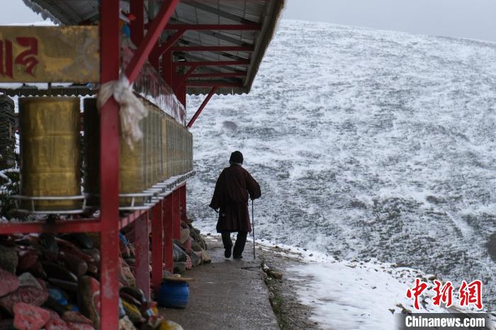 孜珠寺與雪山風光?！〗w波 攝