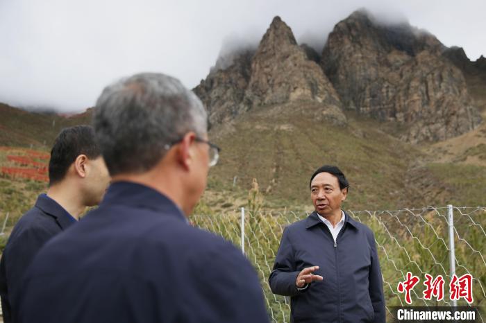 圖為西藏自治區(qū)人大常委會(huì)副主任、拉薩南北山綠化指揮部副總指揮江白(右)?！∝暣_ 攝