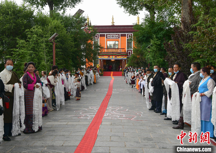 7月30日，在位于拉薩的雪林多吉頗章內(nèi)，各族各界信眾列隊(duì)歡迎班禪回藏?！?lt;a target='_blank' ><p  align=