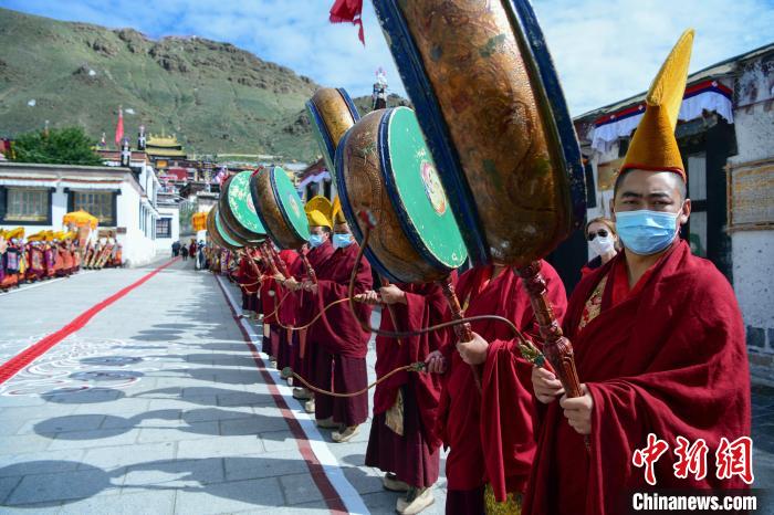 8月8日，班禪回到駐錫地扎什倫布寺，僧人們以最高規(guī)格的藏傳佛教傳統(tǒng)儀式迎接班禪到來?！?貢嘎來松 攝