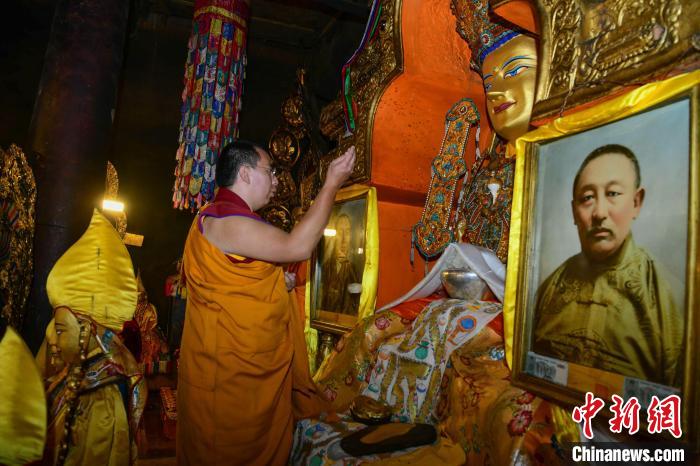 8月8日，班禪在扎什倫布寺措欽大殿朝拜佛祖釋迦牟尼佛像?！?貢嘎來松 攝