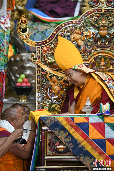 8月23日，班禪來到申扎縣色布寺禮佛、講經(jīng)，色布寺高僧向班禪敬獻(xiàn)經(jīng)書。<a target='_blank' ><p  align=