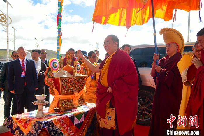 8月26日，班禪來到安多縣白日寺禮佛、講經(jīng)，該寺以最高禮儀迎請班禪。<a target='_blank' ><p  align=