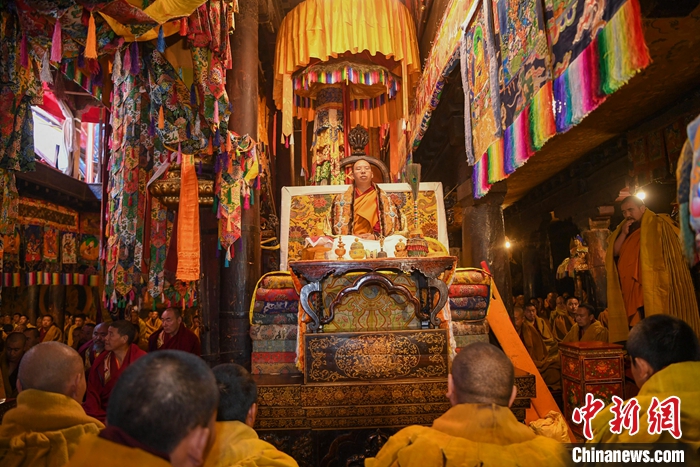 10月27日，扎什倫布寺舉行吉祥祈愿法會(huì)，慶祝班禪額爾德尼·確吉杰布獲得“嘎欽”學(xué)位。圖為班禪在法會(huì)上帶領(lǐng)僧人誦經(jīng)。<a target='_blank' ><p  align=