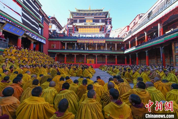 10月26日，班禪在扎什倫布寺多加大院參加“嘎欽”學(xué)位立宗答辯，全寺僧人齊聚一堂，共同見證這一殊勝時(shí)刻。<a target='_blank' ><p  align=