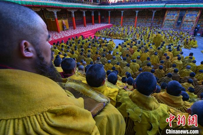 10月26日，班禪在扎什倫布寺參加“嘎欽”學(xué)位立宗答辯。圖為扎寺僧人在多加大院集體誦經(jīng)祈福。<a target='_blank' ><p  align=