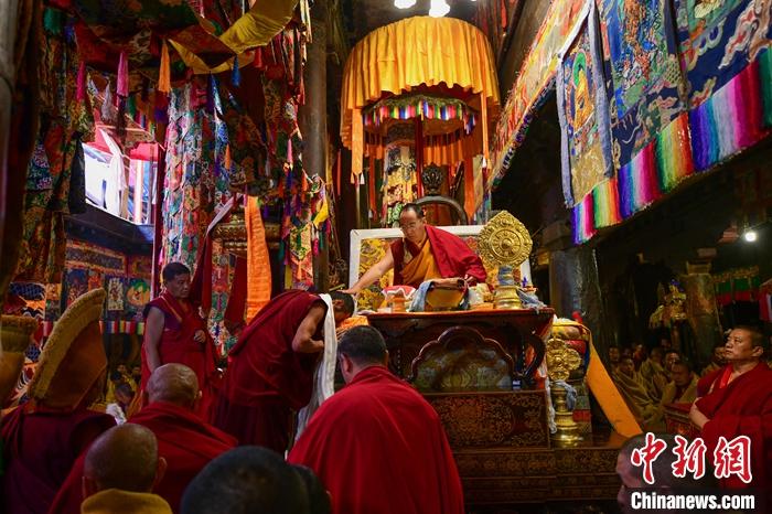 10月27日，扎什倫布寺舉行慶祝班禪額爾德尼·確吉杰布獲得“嘎欽”學(xué)位吉祥祈愿法會(huì)，班禪在法會(huì)上為僧人摸頂賜福。<a target='_blank' ><p  align=