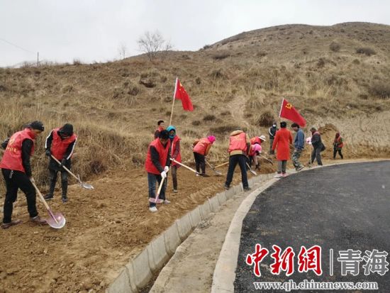 圖為尖扎干部職工生態(tài)建設(shè)和環(huán)境保護現(xiàn)場。尖宣 供圖