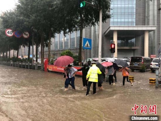 8月28日，青海省東部出現(xiàn)強(qiáng)降水天氣過(guò)程，其中西寧地區(qū)出現(xiàn)入汛以來(lái)雨量最大、強(qiáng)度最大的強(qiáng)降水過(guò)程。西寧交警供圖