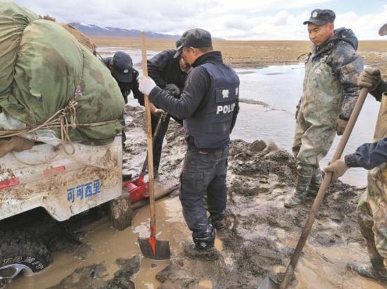 巡山途中車輛陷入泥坑。