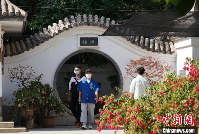 圖為市民在西寧園林植物園內(nèi)觀花賞景。　馬銘言 攝