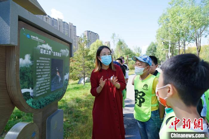 圖為小朋友在青海西寧湟水國(guó)家濕地公園內(nèi)學(xué)習(xí)濕地知識(shí)。　馬銘言 攝