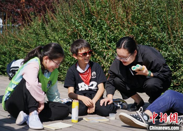 圖為小朋友在青海西寧湟水國(guó)家濕地公園內(nèi)認(rèn)識(shí)植物并進(jìn)行繪畫?！●R銘言 攝