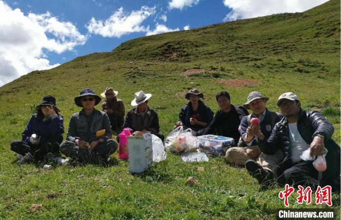 科研團隊在熱魯盆地工作合影?！≈锌圃呵嗖馗咴?供圖