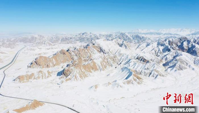 圖為無人機航拍高原雪景?！《继m縣融媒體中心供圖