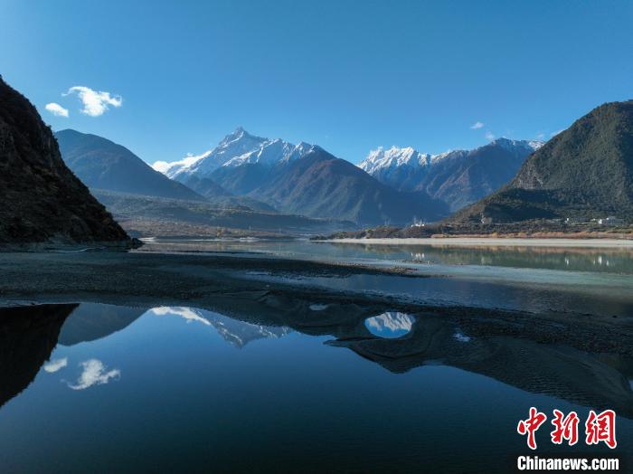 西藏林芝雅魯藏布江和遠(yuǎn)處的雪山?！《拘?攝