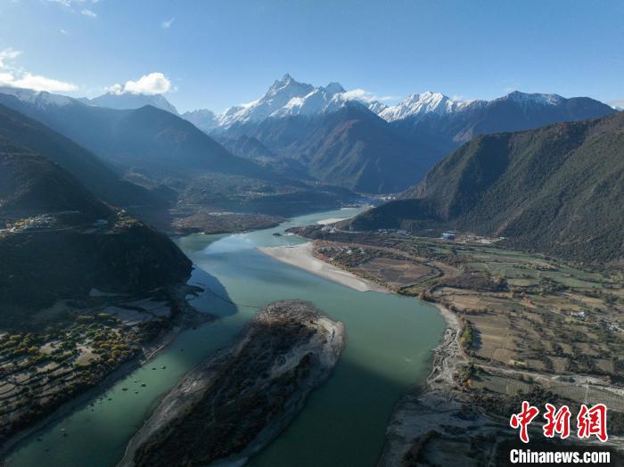 西藏林芝雅魯藏布大峽谷的雪山風(fēng)光。　董志雄 攝