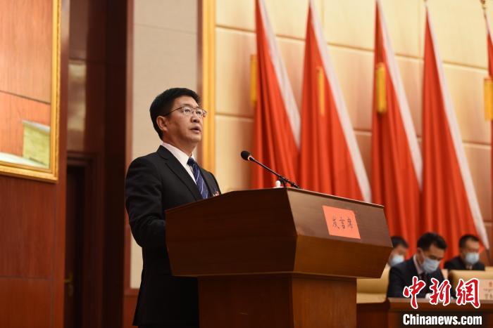 圖為青海省果洛州人民政府州長葉萬彬作政府工作報告。　　多杰昂秀 攝