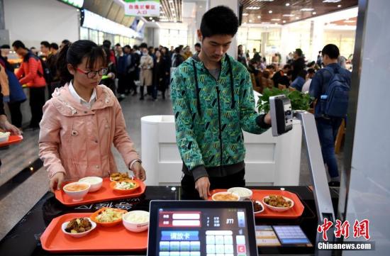 資料圖：某高校食堂學(xué)生在打飯。中新社記者 韓蘇原 攝