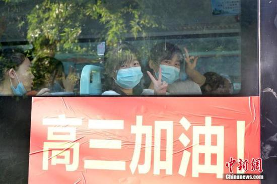 資料圖：2020年7月，廣西南寧沛鴻民族中學(xué)內(nèi)，高三學(xué)生乘坐高考專車前往考點。 中新社記者 俞靖 攝
