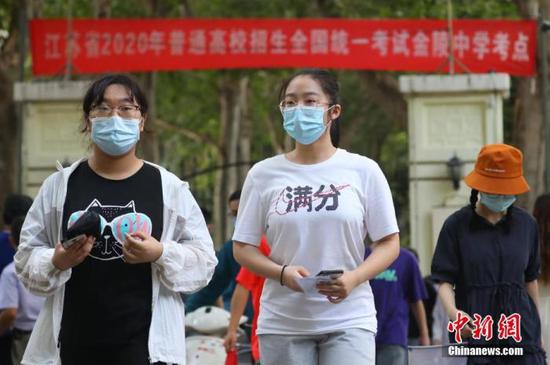 資料圖：2020年7月6日，江蘇南京一處考點，高考考生看完考場后走出考點。 中新社記者 泱波 攝