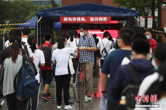 資料圖：2020年7月，上海考生步入高考考場。張亨偉 攝
