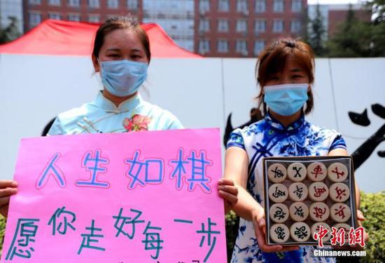 資料圖：2020年7月河南鄭州一高考考點，考生家長送考 中新社記者 王中舉 攝