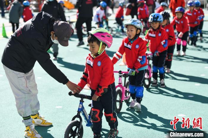 圖為拉薩市實(shí)驗(yàn)幼兒園孩子們?cè)诮叹毜闹笇?dǎo)下練習(xí)滑步車(chē)?！『闻罾?攝