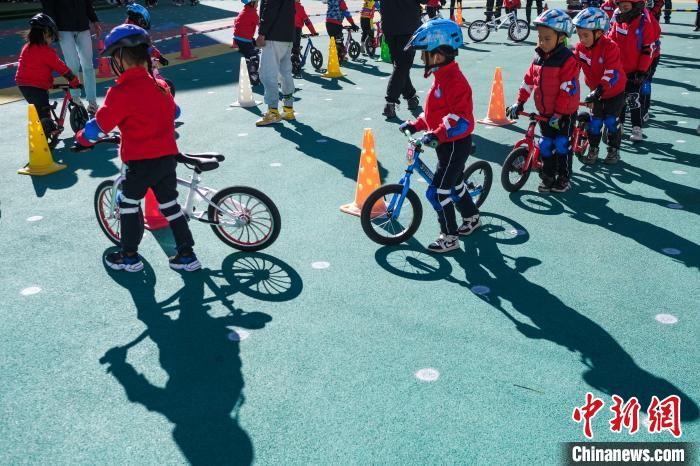 圖為拉薩市實(shí)驗(yàn)幼兒園孩子們正在練習(xí)滑步車(chē)?！『闻罾?攝