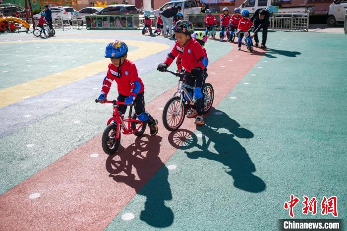 圖為拉薩市實(shí)驗(yàn)幼兒園孩子們正在練習(xí)滑步車(chē)?！『闻罾?攝