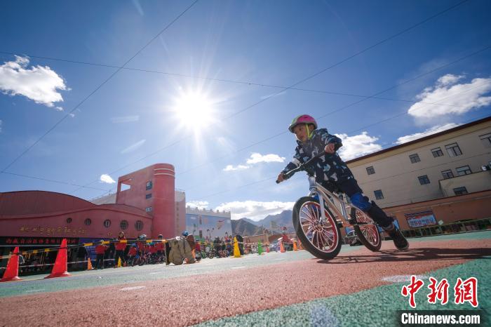 圖為拉薩市實(shí)驗(yàn)幼兒園孩子們正在練習(xí)滑步車(chē)?！『闻罾?攝