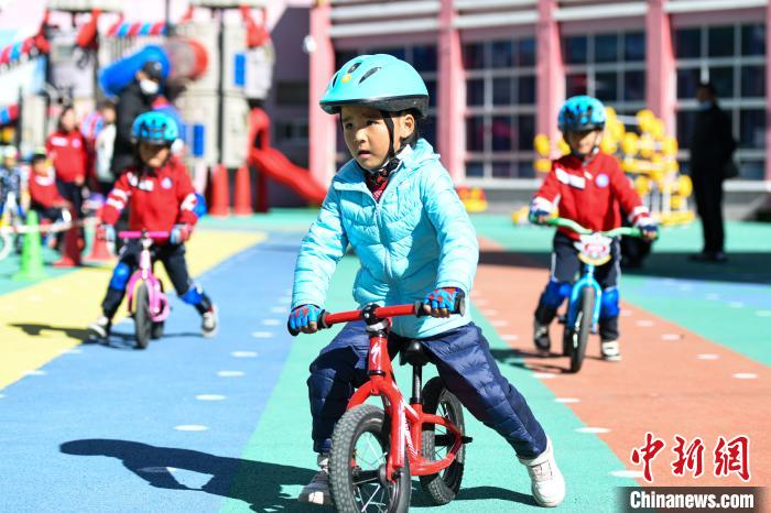 圖為拉薩市實(shí)驗(yàn)幼兒園孩子們正在練習(xí)滑步車(chē)?！『闻罾?攝