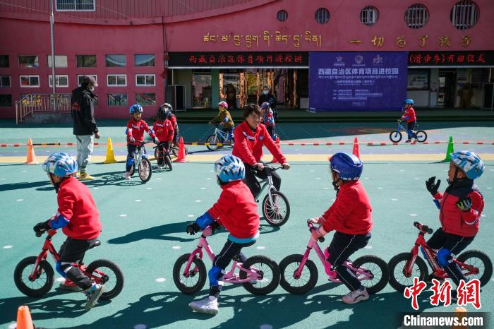 圖為拉薩市實(shí)驗(yàn)幼兒園孩子們正在練習(xí)滑步車(chē)?！『闻罾?攝