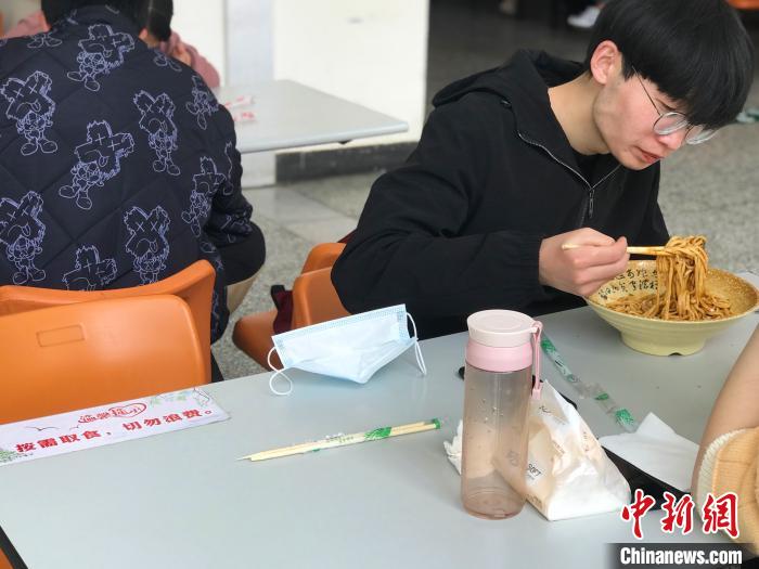 3月17日，西藏大學(xué)學(xué)生正在學(xué)校食堂用餐，餐桌上寫著“按需取餐，切勿浪費(fèi)”?！∪轿木?攝