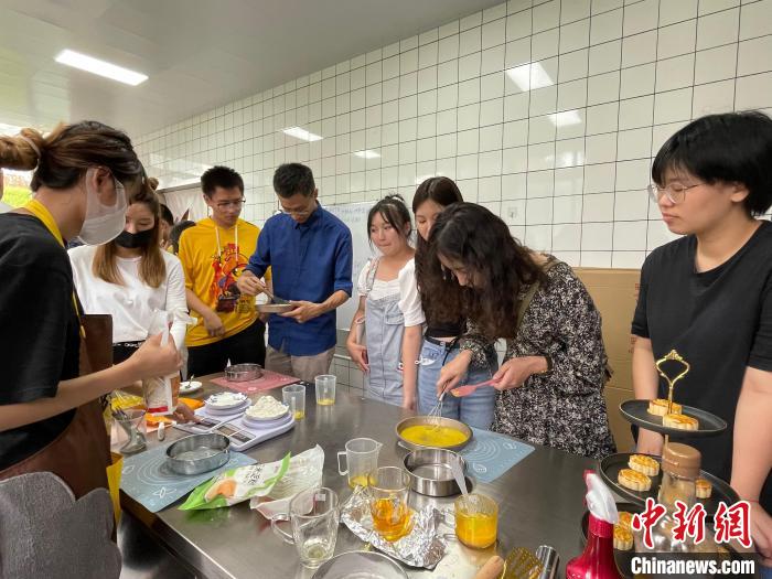 川臺(tái)青年東坡故里吟詩作對(duì)共迎中秋佳節(jié)