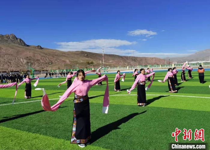 圖為青海師范大學(xué)附屬玉樹實(shí)驗(yàn)學(xué)校學(xué)生在綠茵場(chǎng)跳起囊謙古舞—卓根瑪。　白劼 攝