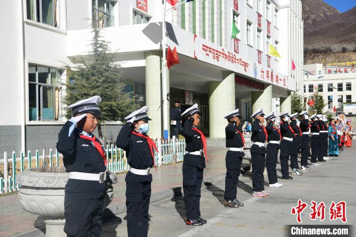 圖為加查縣安繞鎮(zhèn)小學學生爭當“小交警”體驗交警工作。　貢嘎來松 攝