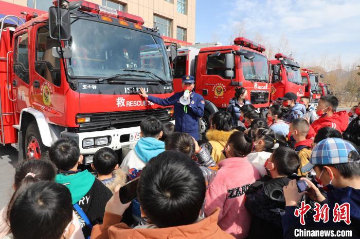 圖為消防員向小朋友們講解消防車?！铨埥?攝