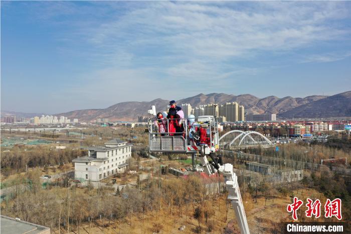 圖為小朋友在消防員的陪同下，體驗78米登高平臺消防車。　楊龍建 攝